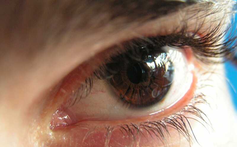 Полезная бактерия помогает заживлять повреждения роговицы глаза